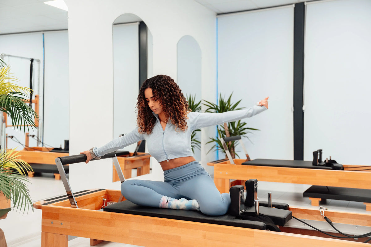 Reformer Pilates installé dans un espace intérieur dédié à la pratique Image